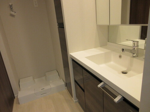 【洗面所】 | ブライトクロス博多 ＳＯＵＴＨ　★プライスホームなら仲介手数料0円です★ | 洗面所：三面鏡付き洗面化粧台     （2023年2月撮影）