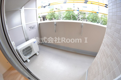 【バルコニー】 | ザ・パークハビオ天満橋 | 外からの目が気にならないバルコニーで洗濯物が干せます