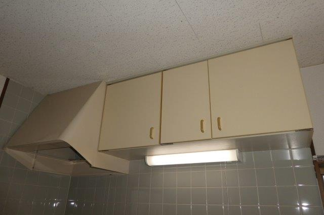 緒形貸家Eのキッチン|キッチン上収納