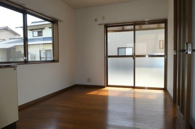 緒形貸家Eの居間・リビング|DK