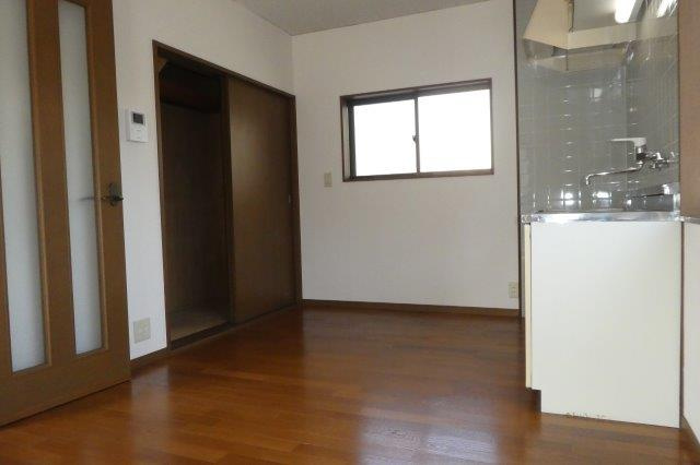 緒形貸家Eの居間・リビング|DK