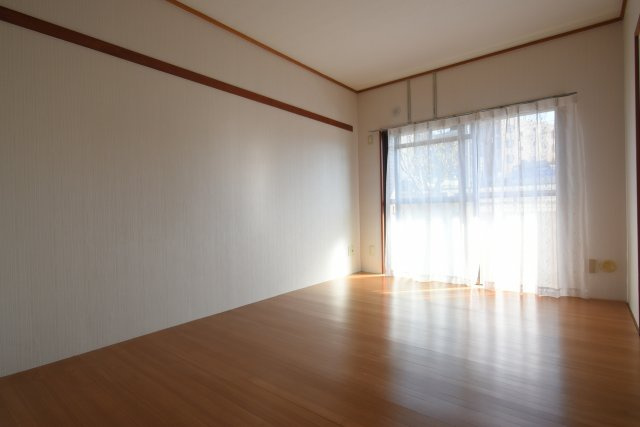 広くて明るい寝室