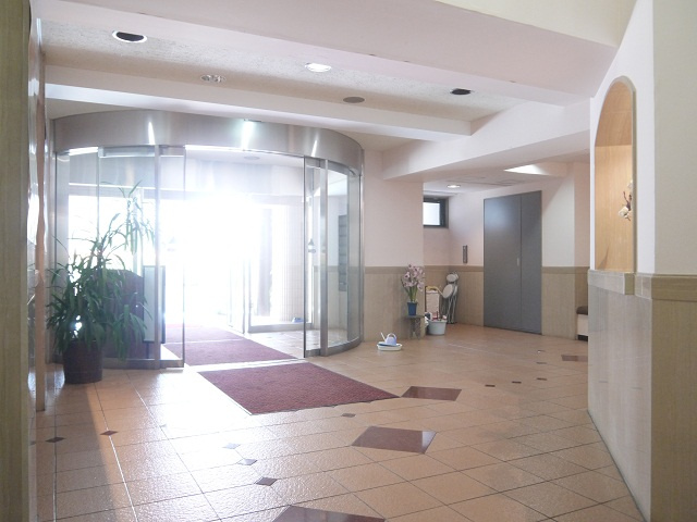 駅近の ﾘｿﾞｰﾄﾏﾝｼｮﾝ という選択のエントランス