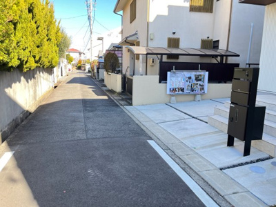 【前面道路含む現地写真】 | デザイナーズハウス名東区平和が丘の家 | 前面道路は４ｍあります。
交通量の少ない道路です。