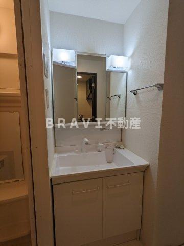 アスヴェル大阪城WESTⅡ BRAVI不動産の独立洗面台|【アスヴェル大阪城WESTⅡ】便利な３面鏡独立洗面台