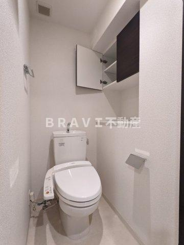 アスヴェル大阪城WESTⅡ BRAVI不動産のトイレ|【アスヴェル大阪城WESTⅡ】広い棚付きトイレ