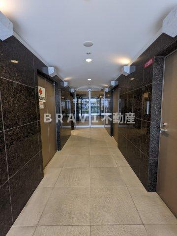 アスヴェル大阪城WESTⅡ BRAVI不動産のエントランス|【アスヴェル大阪城WESTⅡ】清潔感のあるエントランスで安心