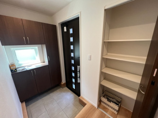 【玄関】 | 新築建売　盛岡市津志田 | 窓付きの明るい玄関♪