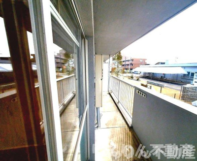 【バルコニー】 | ハコニス・アパートメントA・B | 開放的で明るい空間を演出してくれるバルコニーです