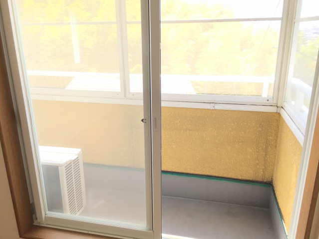 【バルコニー】 | えんぴつ塔 | バルコニーが網戸で囲いがしてあります。