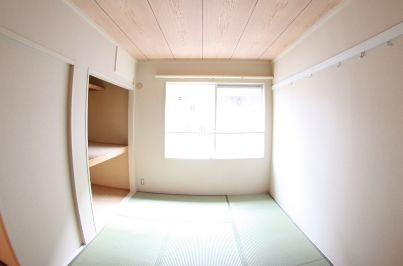 フラワーハイツ・ムラナカの和室|落ち着いた雰囲気の和室付きです