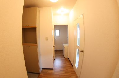 フラワーハイツ・ムラナカの玄関|明るい玄関です