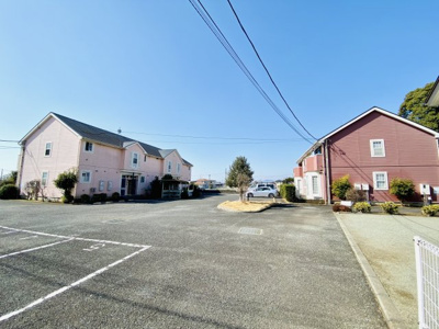 【外観】 | 【投資用／オーナーチェンジ】藤沢市打戻アパート２棟一括 | アパート敷地内には駐車場合計１６台分あり！周辺は長閑な農地が広がった、陽当たり・風通し良好な現地です。