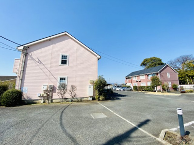 【外観】 | 【投資用／オーナーチェンジ】藤沢市打戻アパート２棟一括 | アパート敷地内には駐車場合計１６台分あり！周辺は長閑な農地が広がった、陽当たり・風通し良好な現地です。