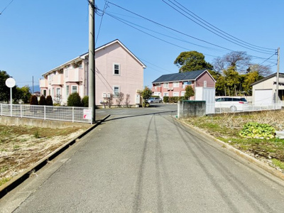 【外観】 | 【投資用／オーナーチェンジ】藤沢市打戻アパート２棟一括 | 現地までのアプローチです。周辺は長閑な農地となっております。