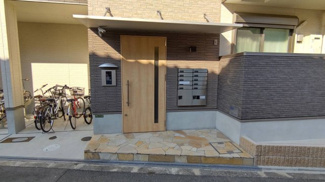 【エントランス】 | 清掃の行き届いたきれいなエントランスです