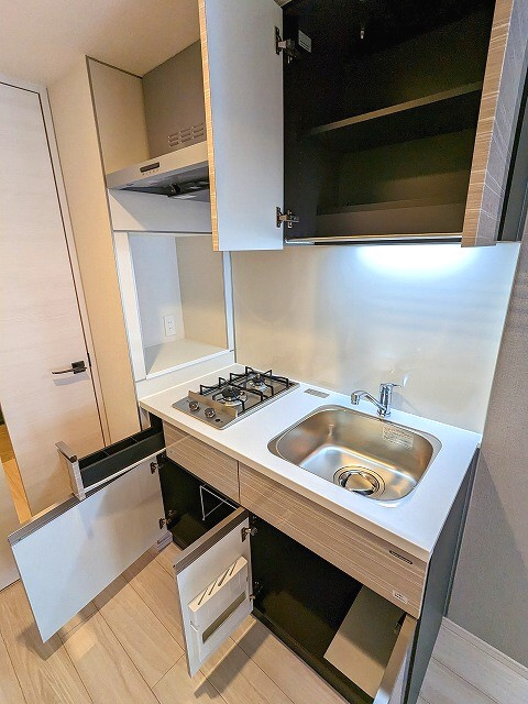 プライムアーバン浅草田原町の設備|洗った食器もそのまま置ける水切り付きキッチン吊り戸