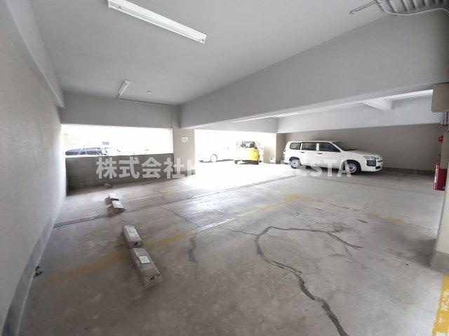 エクセレント神戸の駐車場