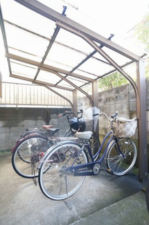 【その他共用部分】 | 屋根付き駐輪場は無料です。