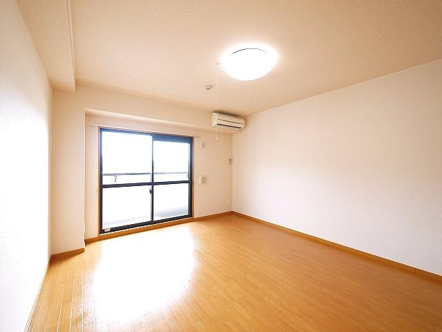 セレーノ東生駒Ｂ棟の洋室|広々とした洋室です