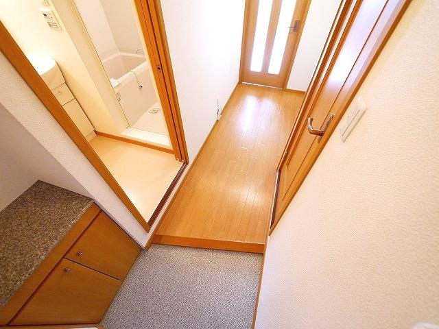 セレーノ東生駒Ｂ棟の玄関|収納もある玄関です