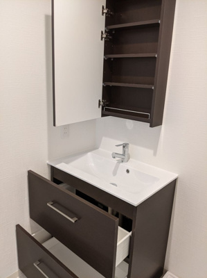 【独立洗面台】 | メゾンクレール竹下駅前壱番館 | 別号室の写真になります。現況優先。