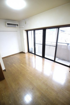 【居間・リビング】 | ベスト横浜 | ★南向きの広い窓で明るいお部屋です★