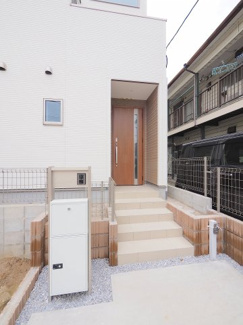 【エントランス】 | 【エントランス】
玄関ドアはお洒落な色を採用
日々の帰宅も今とは違う空間に