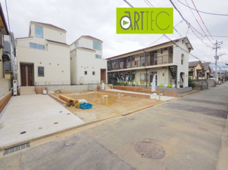 【前面道路含む現地写真】 | 【前面道路】
前面道路は毎日の駐車の出し入れで大事なポイントです！
車種によっても便利・不便がありますのでご確認ください♪