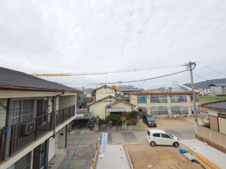 【展望】 | 【穏やかな街並みの眺望】
バルコニーから見える穏やかな街並み
爽やかな風と柔らかく降り注ぐ陽光を感じて頂けます。心地良い開放感が暮らしにゆとりと充足感をもたらします