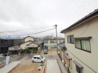 【展望】 | 【穏やかな街並みの眺望】
バルコニーから見える穏やかな街並み
爽やかな風と柔らかく降り注ぐ陽光を感じて頂けます。心地良い開放感が暮らしにゆとりと充足感をもたらします