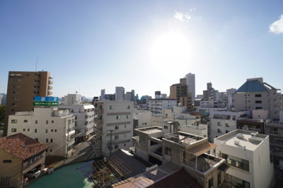 【展望】 | フローレンス昭和町リバーレジデンス（リフォーム済） | 【四季を感じる】
四季の移ろい・爽やかな青空や風を感じられ
自然を愉しめるパノラマビュー。
毎日の暮らしに余裕を感じさせてくれる、
遮る物の無い開放的な眺望を是非、ご堪能ください。