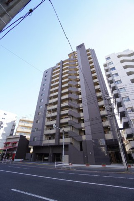 【外観】 | フローレンス昭和町リバーレジデンス（リフォーム済） | 【洗練のファサード】
空に伸びゆくマリオンをアクセントに、
洗練を纏うシンボリックな佇まいが印象的。
高級感の中にも温かみや、地域との連動性、
奥行きを感じさせるデザインを実現しています。