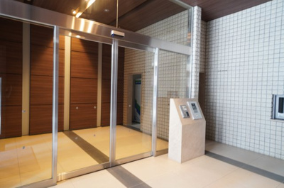 【エントランス】 | フローレンス昭和町リバーレジデンス（リフォーム済） | 現地（2023年1月25日11：00頃）撮影
