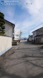 【前面道路含む現地写真】 | 前面道路は幅員約6.3ｍの公道です。広めの道路ですが交通量が少なく静かな環境です。