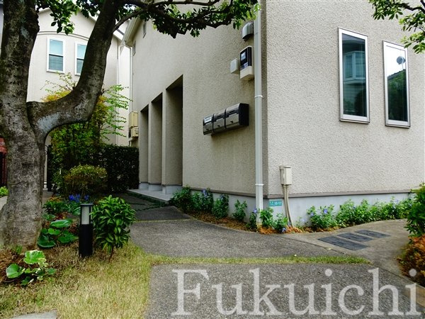 ソレアード都立大のエントランス