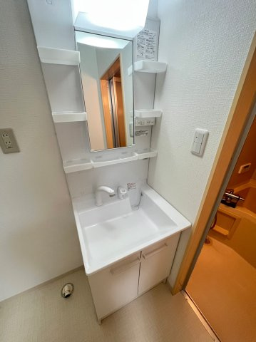 フローラル上越　弐番館の洗面所|清潔感のある洗面所☆※同じ間取りのお部屋の写真です。同等のリフォームをしています。