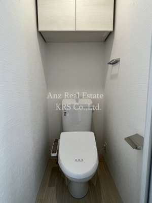 【トイレ】 | スプランディッドキャトル | 上部に扉付き収納棚があり便利です♪温水洗浄便座！