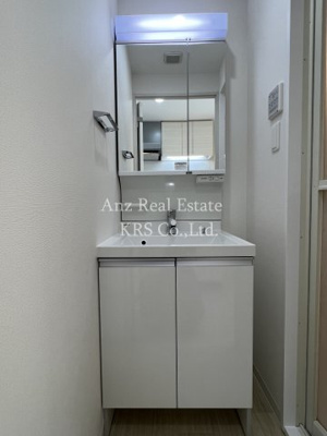 【独立洗面台】 | スプランディッドキャトル | 照明付き！2面鏡の独立洗面台♪裏収納ありで便利！