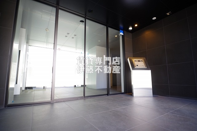 プルミエ志賀本通のエントランス