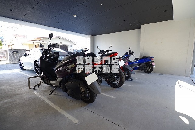プルミエ志賀本通の駐車場