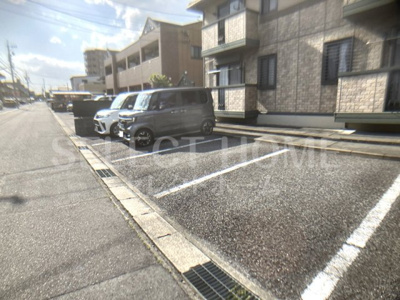 【駐車場】 | スプリングフィールド | 駐車場があるので、車を買う予定の方も安心です
