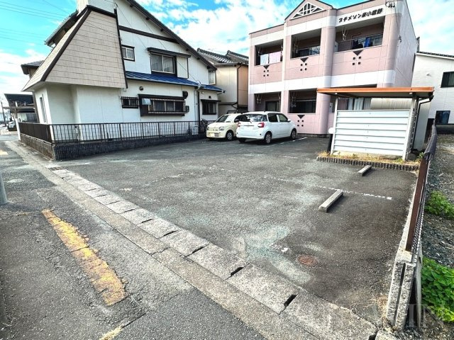 プチメゾン東小鷹野の駐車場