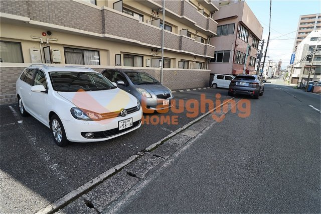 エトランゼ12の駐車場|車をお持ちの方に嬉しい駐車場付きの物件です