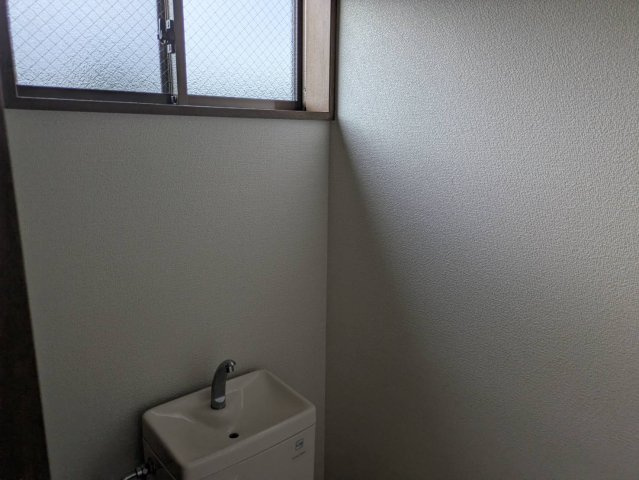 【トイレ】 | 不二ハイム衣笠 | トイレ　窓あり