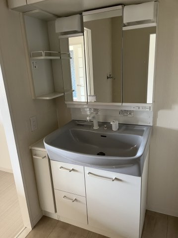 岸和田市北町の賃貸マンションの洗面所|明るい洗面所です