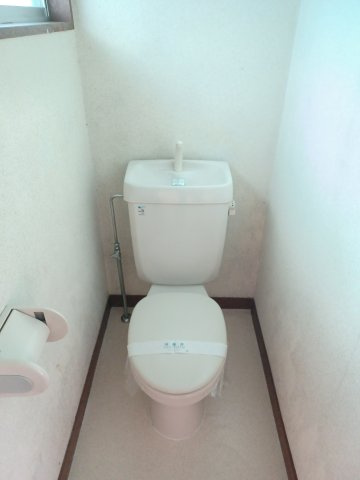 吉田荘のトイレ|窓のあるトイレです