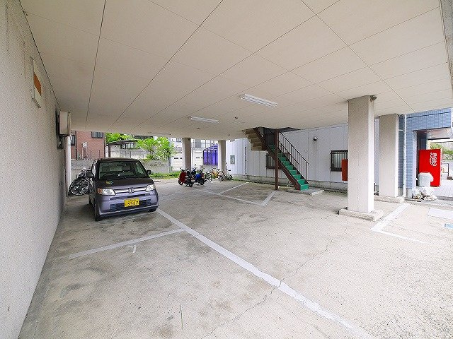 生駒ビル（俵口町）の駐車場|駐車場完備です