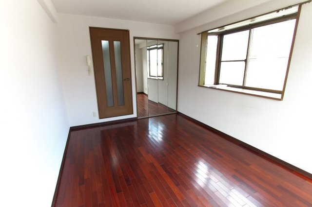 ナッツパレスの居間・リビング