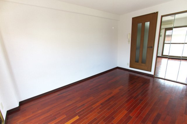 ナッツパレスの居間・リビング